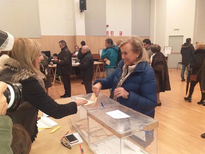 La candidata de PP-Foro al Senado por Asturias, Mercedes Fernández, ejerce su derecho al voto en las elecciones generales
