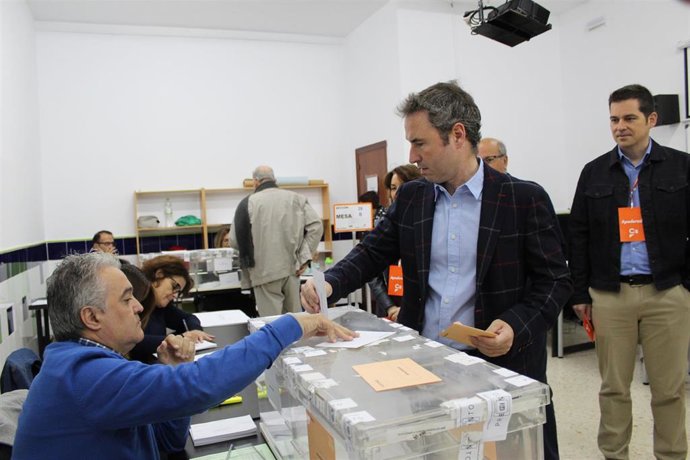El número uno de Ciudadanos al Congreso por Málaga, Guillermo Díaz, vota en el 10N