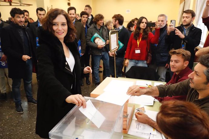 La presidenta de la Comunidad de Madrid, Isabel Díaz Ayuso, votando el 10N.