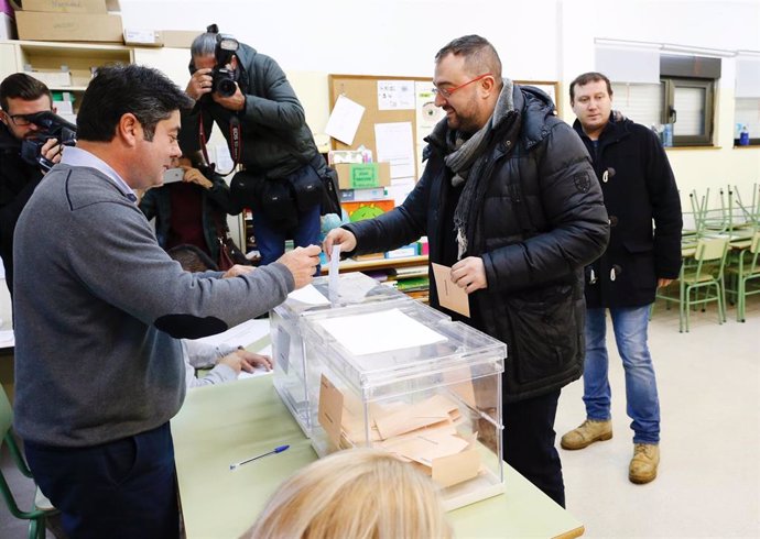 El presidente del Principado de Asturias, Adrián Barbón, ejerce su derecho al voto en las elecciones generales