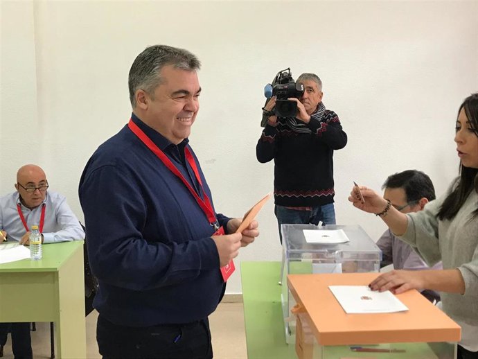 Santos Cerdan, candidato del PSN al Congreso vota en las elecciones generales del 10 de noviembre.