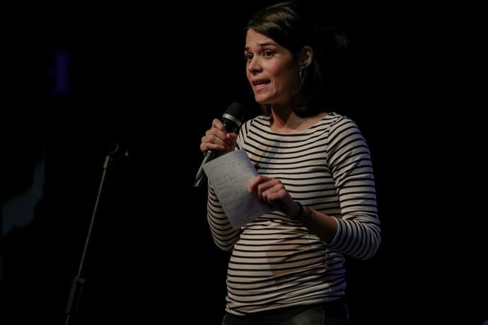 La portavoz de Unidas Podemos en la Asamblea de Madrid, Isa Serra, interviene en un mitin de Unidas Podemos en Alcorcón (Madrid) el 5 de noviembre de 2019.