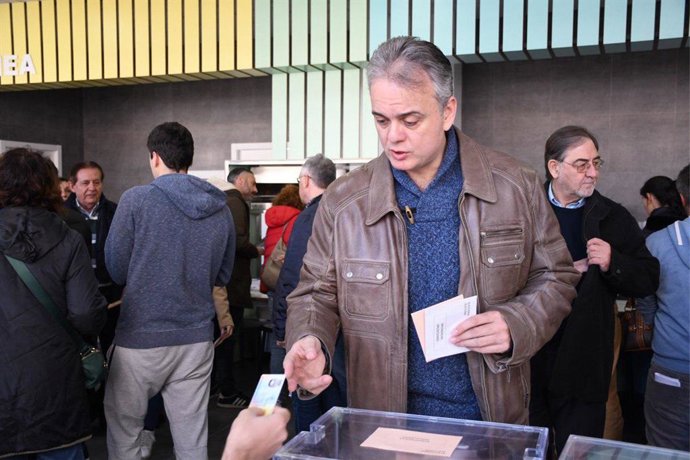 El cabeza de lista de Unidas Podemos al Congreso por Valencia, Héctor Illueca, ha depositado su voto en el Colegio Salesianos de Valncia