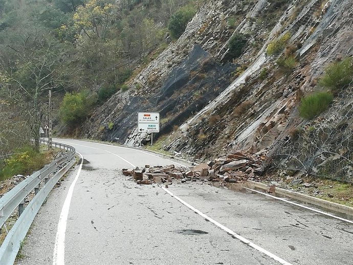 Desprendimiento de tierra y piedras en la LR-113