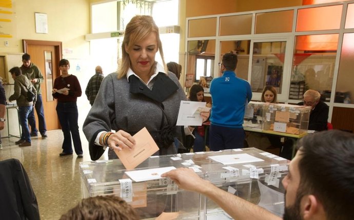 La candidata número uno de Vox por Málaga al Congreso, Patricia Rueda, vota el 10N