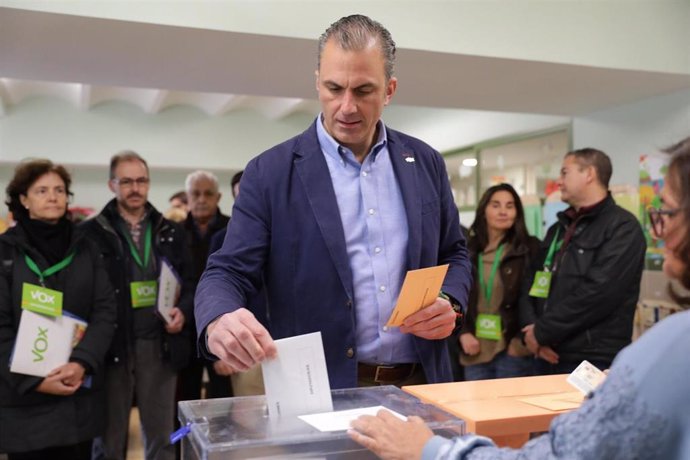 El secretario general de Vox, Javier Ortega Smith, depositando su voto este domingo 10 de noviembre en un colegio electoral de Madrid