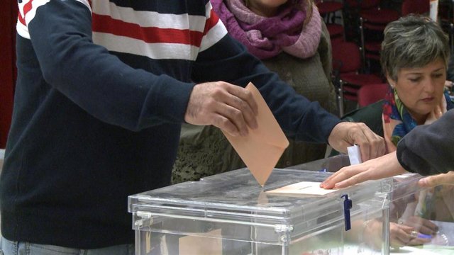 Un elector deposita su voto al Senado en una urna                            