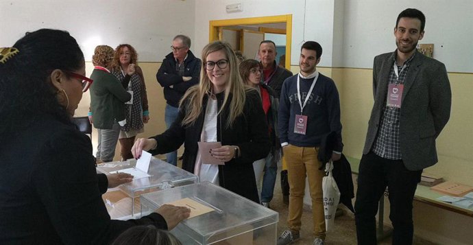 María Pérez votando.