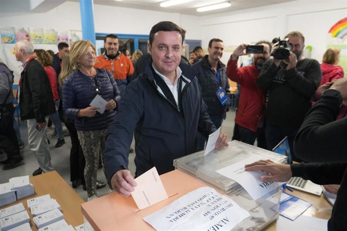 El secretario general del PP de Almería y presidente de la Diputación, Javier A. García,