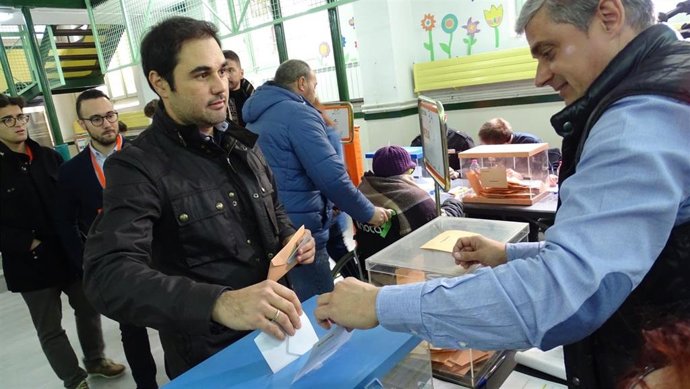 El candidato de Ciudadanos al Congreso de los Diputados por Zaragoza, Rodrigo Gómez, ejerce su derecho al voto.