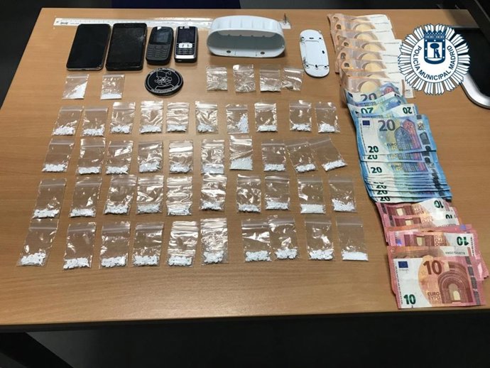 Detenido un hombre en Madrid por llevar 44 bolsitas de cocaína y 4 de cristal escondidas en una jabonera.