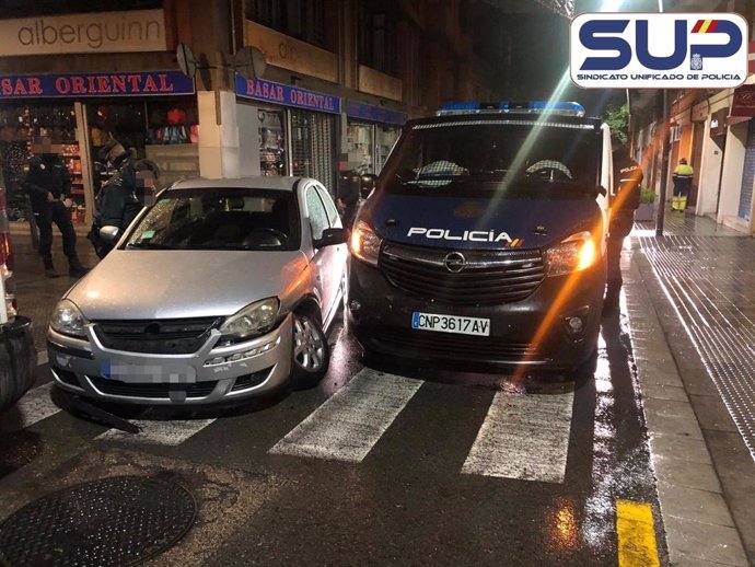 Heridos cinco agentes de la Comisaría de Santiago en Barcelona al chocar un coche contra su furgón policial.