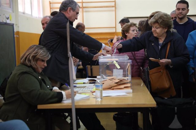 Votantes en un colegio electoral de Sevilla