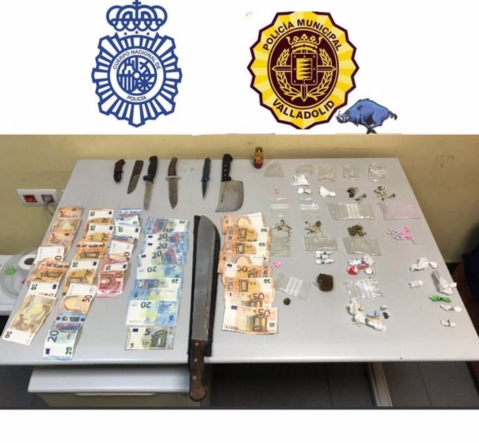 Drogas, armas y dinero intervenidos por la Policía Local de Valladolid y la Nacional en una fiesta ilegal que se celebraba en una nave abandonada de la calle Costa.
