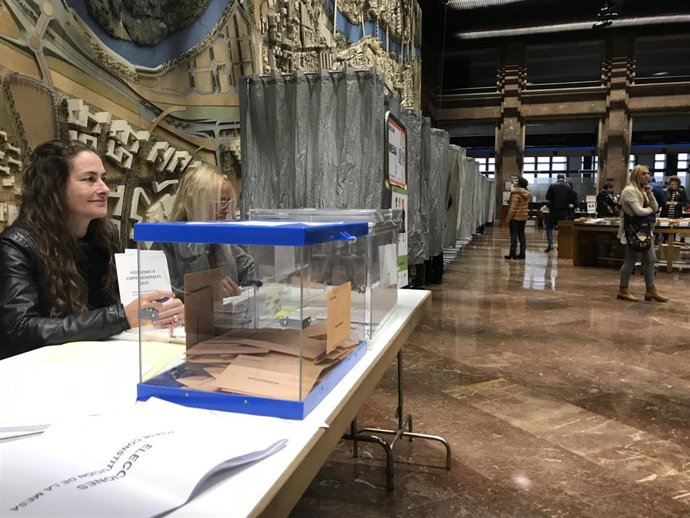 Mesa electoral este domingo en Zaragoza.