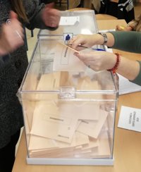 Vox y PP denuncian la "manipulación" de una urna en un colegio electoral de Dos Hermanas (Sevilla)
