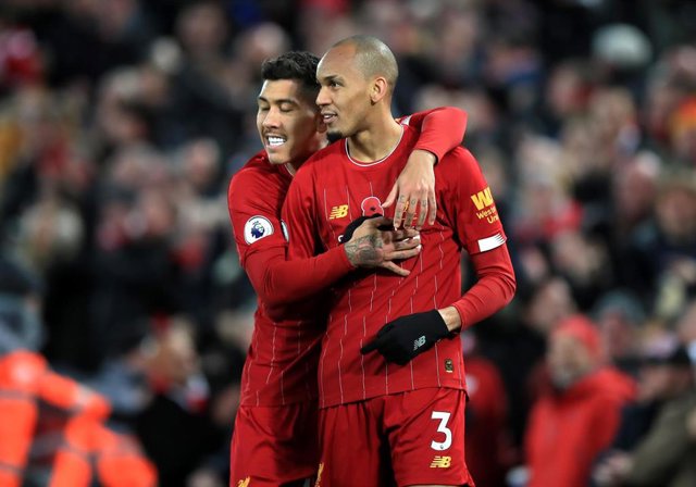 Fabinho y Firmino celebran un triunfo del Liverpool FC.