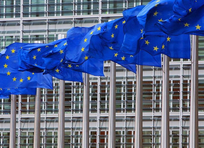 Sede de la Comisión Europea y banderas de la UE, en Bruselas