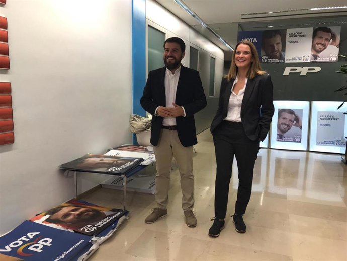 La candidata del PP al Congreso por Baleares, Marga Prohens, y el candidato al Senado, Javier Bonet, en la sede del PP