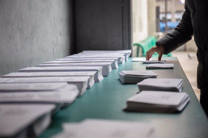 Papeletas del 10N en un colegio en Barcelona