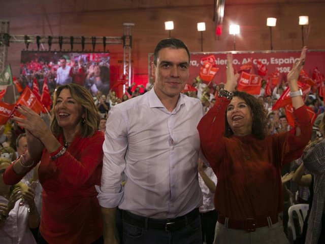El secretario general del PSOE y presidente del Gobierno en funciones, Pedro Sánchez (c) , junto a la secretaria general del PSOE-A, Susana Díaz (i) y la ministra de Hacienda en funciones, María Jesús Montero (d). (Foto de archivo). 