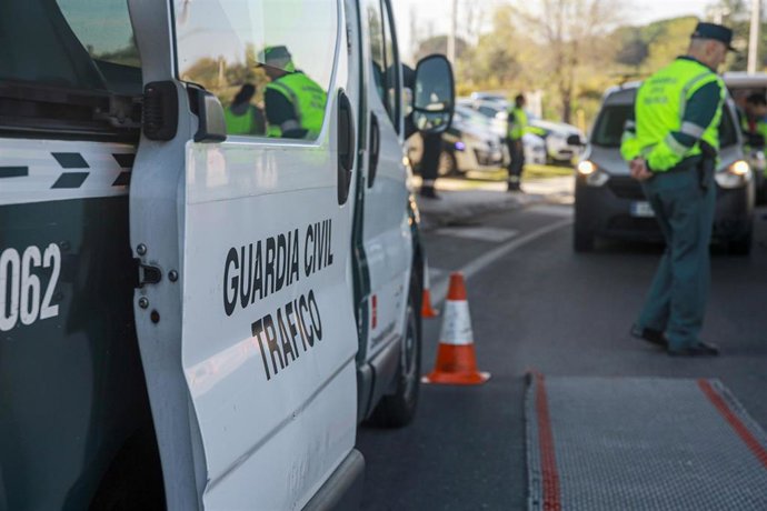 La Guardia Civil de Tráfico durante la campaña especial de la DGT de vigilancia y control de furgonetas a 28 de oc tubre de 2019.