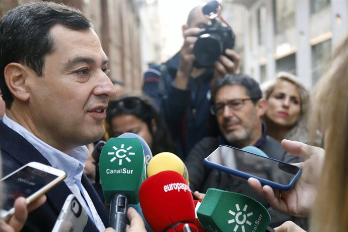 El presidente de la Junta de Andalucía y presidente del PP-A, Juanma Moreno, atiende a los medios de comunicación en Málaga en la mañana de este domingo tras ejercer su derecho al voto 