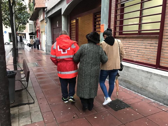 Traslado de una persona con movilidad reducida por Cruz Roja