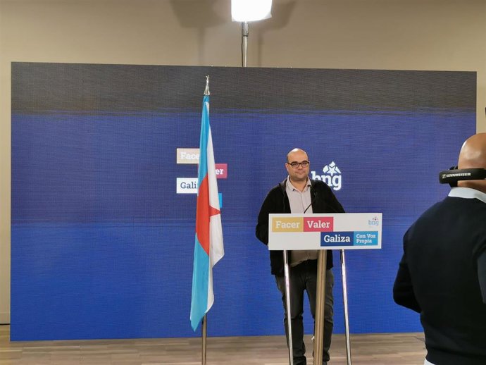 El coordinador de campaña del BNG, Rubén Cela, comparece en la noche electoral del 10 de noviembre.