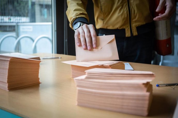 Papeletas del 10N en un colegio en Barcelona