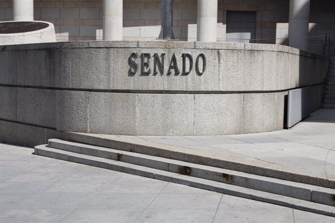 Planca en la que se lee 'Senado' en la fachada exterior del edificio del Senado en Madrid.