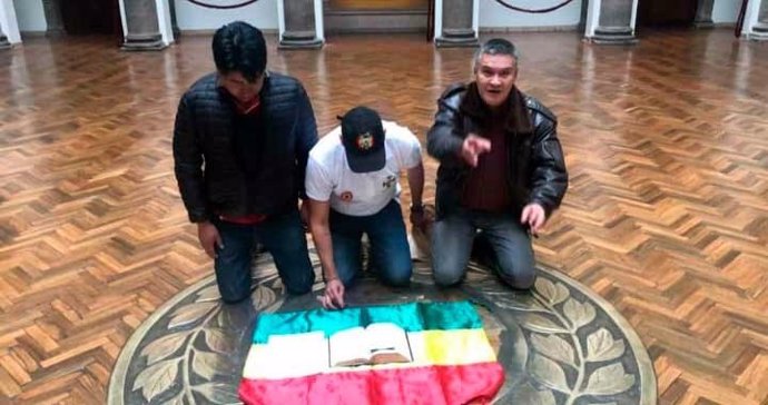Bolivia.- Los líderes de la protesta en Bolivia entregan la petición de renuncia
