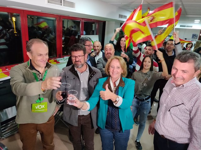 VOX festjea que es la primera fuerza en la Región de Murcia y obtiene 3 diputados