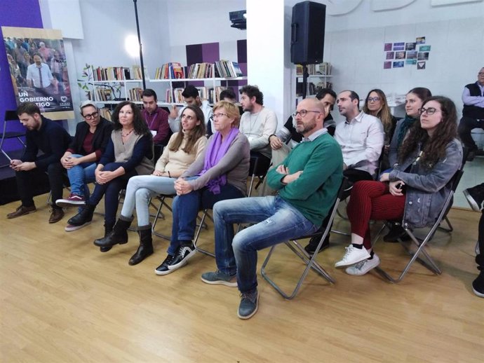 Las candidatas de Unidas Podemos al Congreso por Baleares, Antnia Jover y Lucía Muñoz, y la candidata al Senado, Beni Aguiló, siguen el escrutinio electoral en la sede de la formación en Palma.