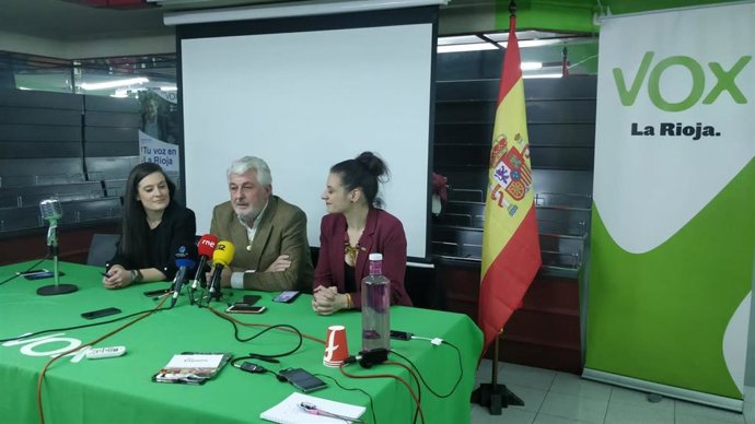 LOS CANDIDATOS DE VOX Y LA PRESIDENTA DE LA GESTORA ATIENDEN A LOS MEDIOS DE COMUNICACIÓN TRAS CONOCER LOS RESULTADOS