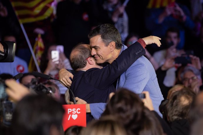 El president del Govern en funcions i candidat a la presidncia pel PSOE, Pedro Sánchez (i), al costat del portaveu del grup socialista al Parlament de Catalunya, Miquel Iceta (d) a Barcelona (Espanya), a 8 de novembre del 2019.