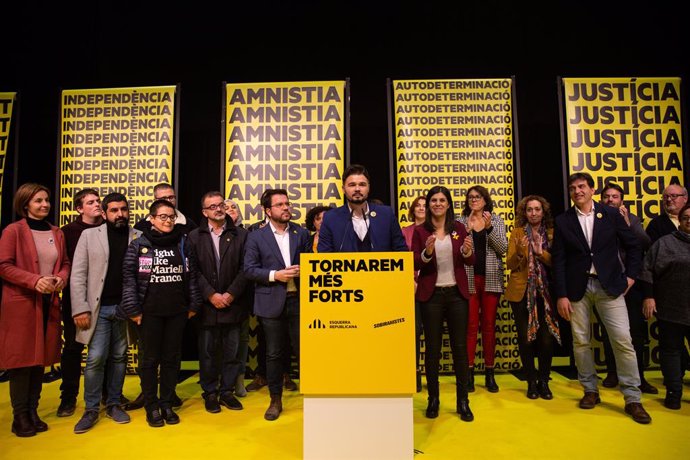  Gabriel Rufián celebra la victria d'ERC a Catalunya en les eleccions generals del 10 de novembre del 2019 amb la cúpula del partit