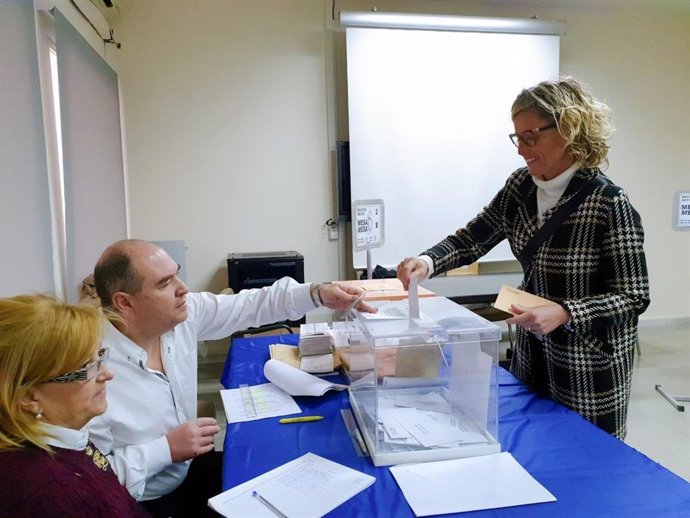 La candidata del PSC al Congrés per Lleida, Montse Mínguez, ha votat a Lleida per a les eleccions generals del 10 de novembre del 2019