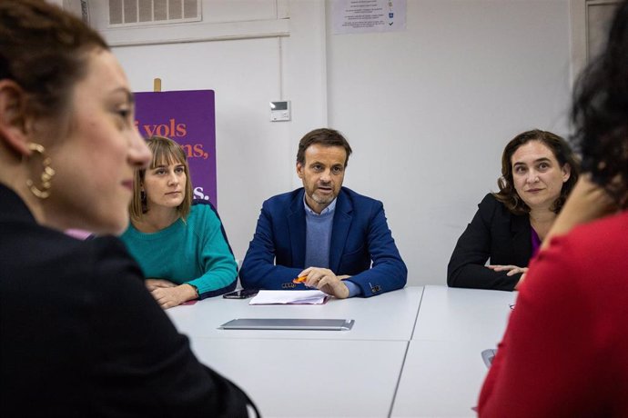 Jaume Asens y Ada Colau en una reunión de los comuns durante la noche electoral