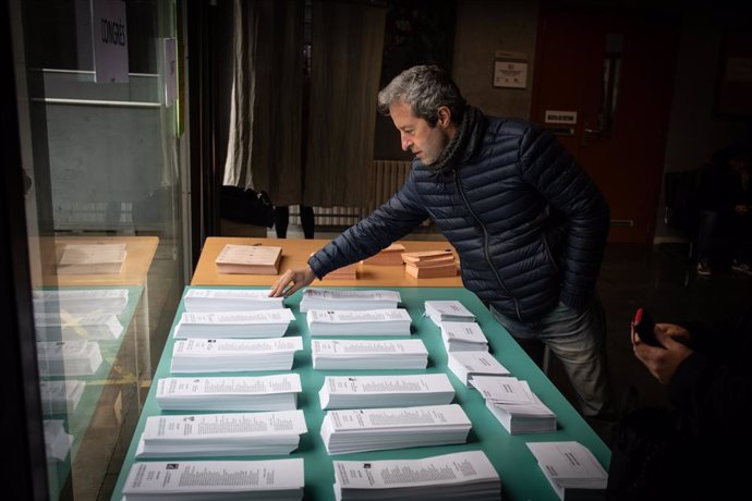 Paperetes electorals del 10N a un collegi a Barcelona