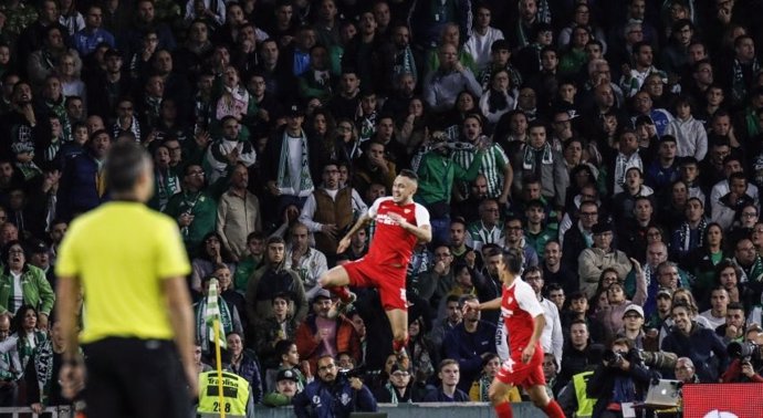 Fútbol/Primera.- (Crónica) El Sevilla asalta el Villamarín y la zona Champions