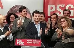 El secretario general del PSdeG, Gonzalo Caballero, comparece junto a varios miembros del partido tras el escrutinio
