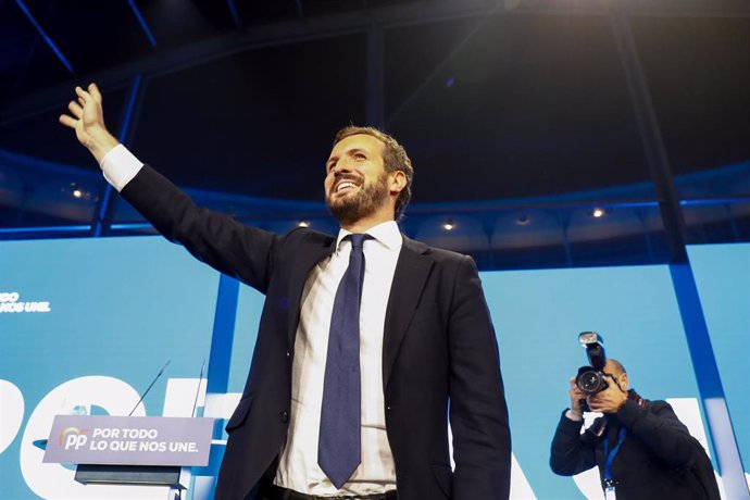 El presidente del PP y candidato del partido a la Presidencia del Gobierno, Pablo Casado saluda durante el mitin del partido de fin de campaña, en la Plaza de las Ventas, en Madrid (España), a 8 de noviembre de 2019.