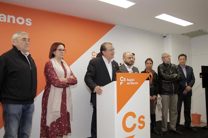 Miguel Garaulet con el resto de compañeros de Cs tras conocer resultado elecciones generales 10N, donde no han conseguido representación