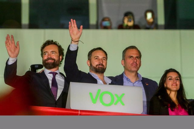 (I-D) El número tres de Vox al Congreso por Madrid, Iván Espinosa de los Monteros; el candidato de Vox a la Presidencia del Gobiern, Santiago Abascal; y la presidenta de Vox Madrid, Rocío Monasterio