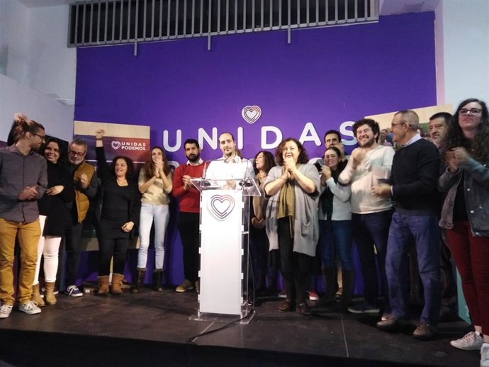 Las candidatas de Unidas Podemos a Congreso por Baleares al 10N, Antnia Jover y Lucía Muñoz, y la candidata al Senado, Beni Aguiló, acompañadas por la secretaria general de la formación en las Islas, Mae de la Concha, entre otros representantes.