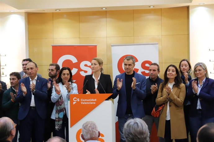 María Muñoz interviene ante los militantes en el 10N