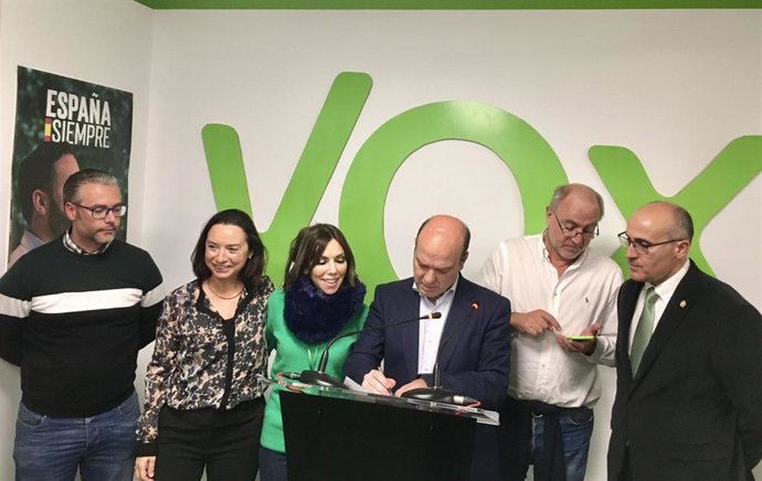 El presidente provincial de Vox por Zaragoza, Santiago Morón comparece tras los resultados electorales