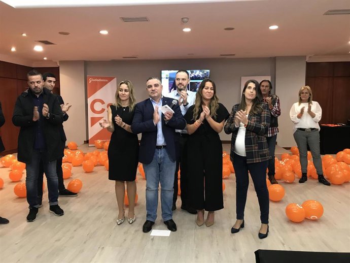 El secretario de Organización de Ciudadanos en Galicia, Laureano Bermejo, y los cabezas de lista por Galicia.