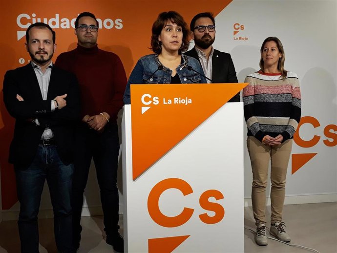 La candidata al Congreso por CS María Luisa Alonso con parte del equipo analiza la noche electoral